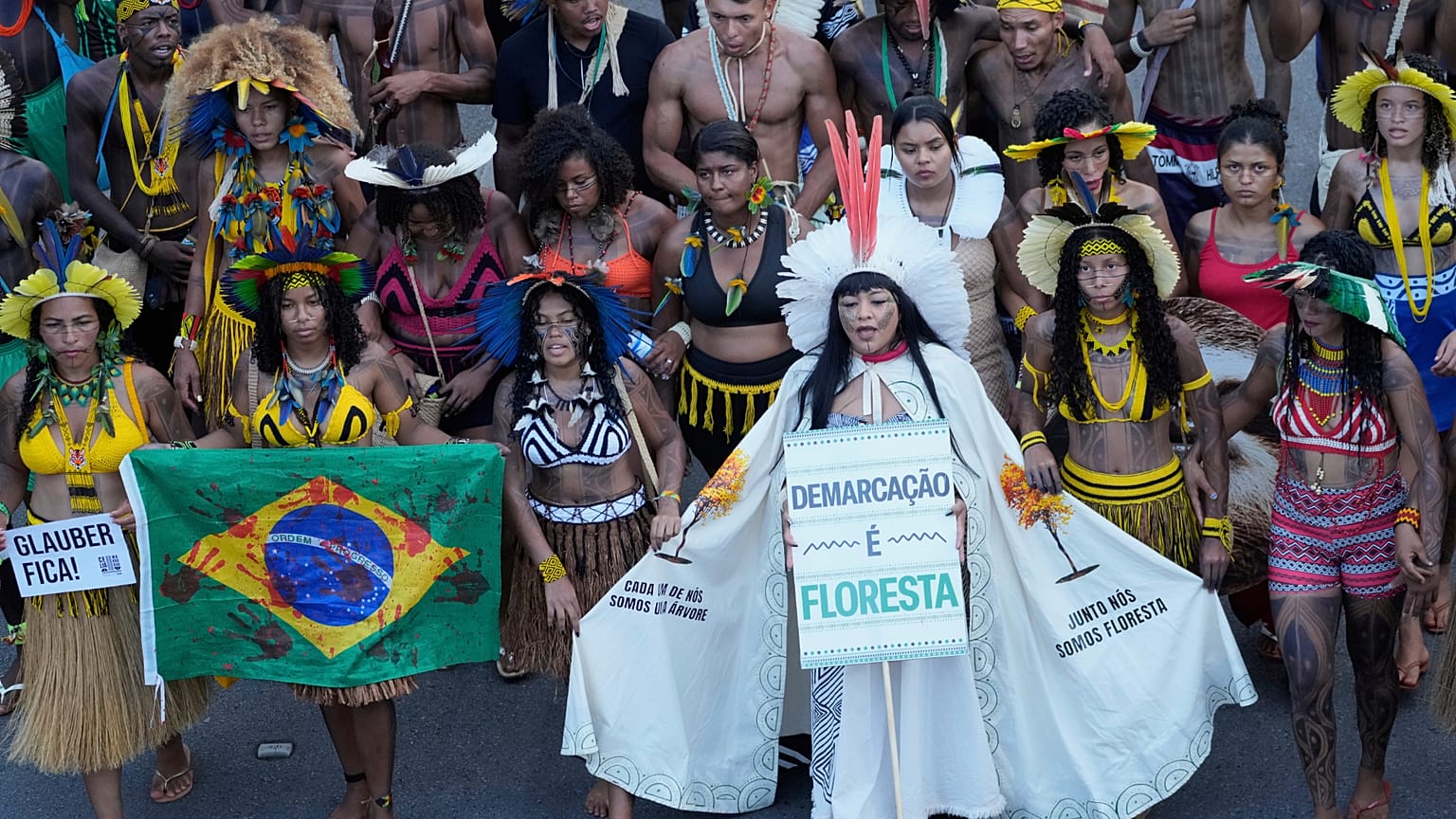 Marcha dos povos indígenas do Brasil para exigir a demarcação dos territórios que habitam