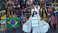 Ein Marsch der indigenen Völker Brasiliens, um die Abgrenzung der von ihnen bewohnten Gebiete zu fordern