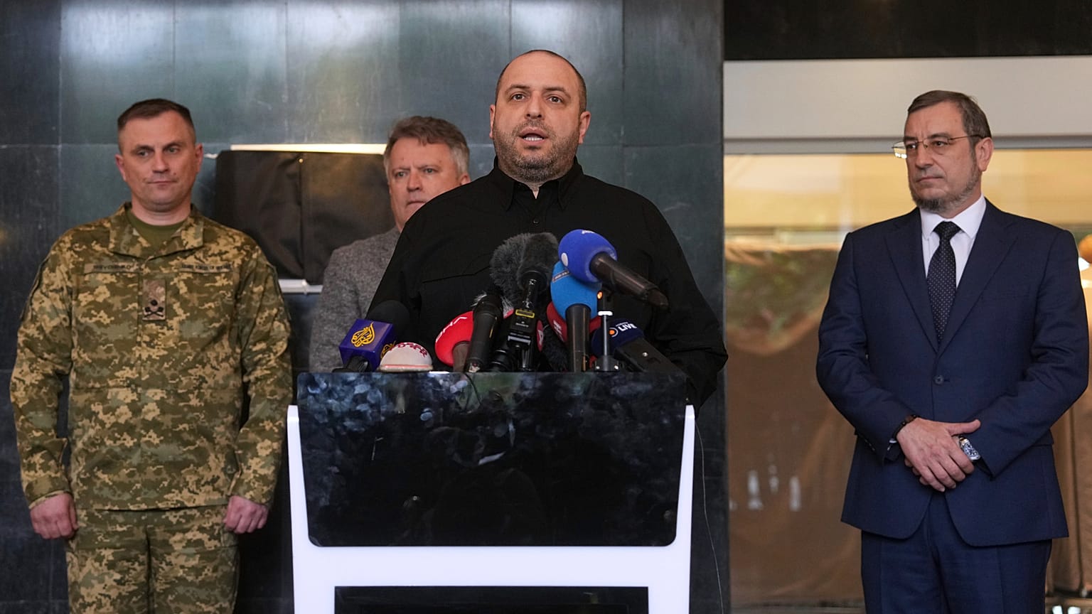 Rustem Umerov, ministro de Defensa de Ucrania, comparece ante los medios en Estambul.