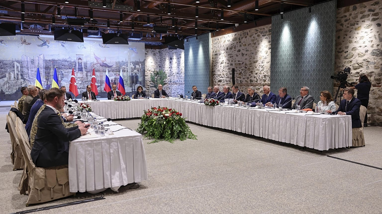 Egy hosszú asztalt ült körbe a két delegáció Isztambulban
