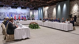 Egy hosszú asztalt ült körbe a két delegáció Isztambulban