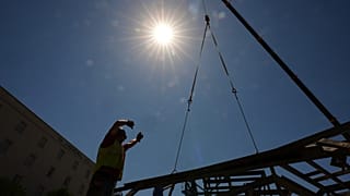 Der Sommer wird Wetterprognosen zufolge sehr warm in Deutschland. So meistern Sie den Alltag mit Hitze.