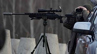Rusya sınırını gözleyen bir asker