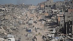 Vertriebene Palästinenser, die vor den laufenden israelischen Militäroperationen geflohen sind, kommen am Freitag, den 16. Mai 2025, in Jabalia im nördlichen Gazastreifen an.