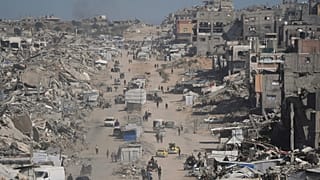 Палестинцы, покинувшие Бейт-Лахию на фоне продолжающихся военных операций Израиля в секторе Газа, прибывают в Джабалию, северная часть сектора Газа, в пятницу, 16 мая 2025 года.