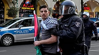 ضابط شرطة يعتقل متظاهرا خلال تجمع مؤيد للفلسطينيين في برلين