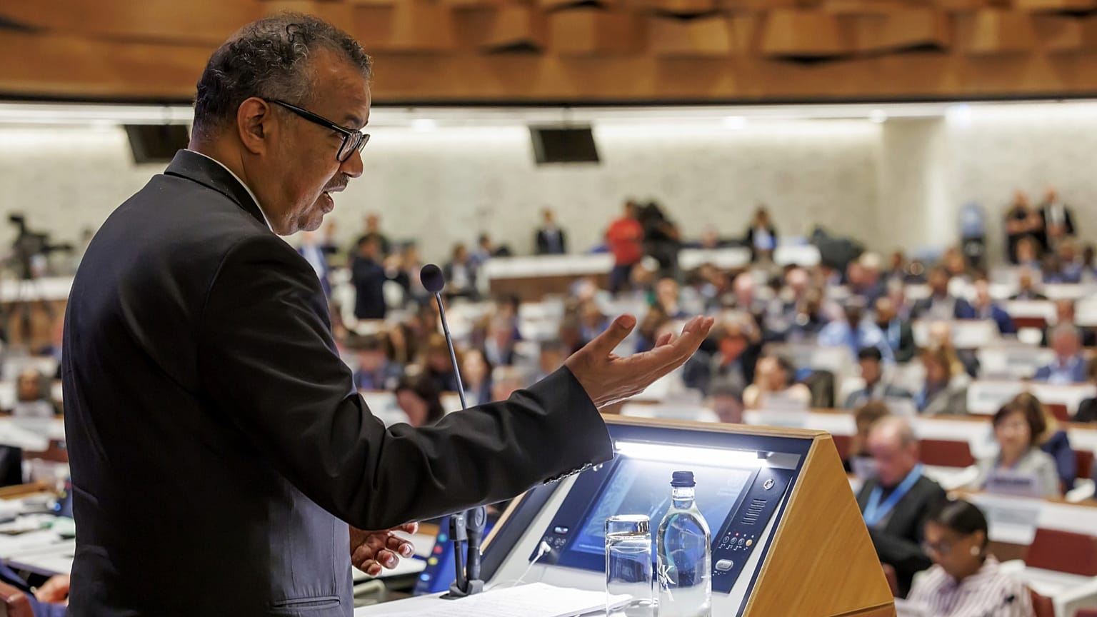 DSÖ Başkanı Dr. Tedros Adhanom Ghebreyesus Cenevre'de düzenlenen 2024 Dünya Sağlık Asamblesi'nde konuşuyor.