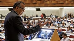 DSÖ Başkanı Dr. Tedros Adhanom Ghebreyesus Cenevre'de düzenlenen 2024 Dünya Sağlık Asamblesi'nde konuşuyor.