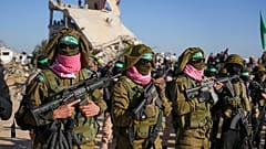 مقاتلو حماس يصطفون في خان يونس قبيل الإفراج عن رهائن – 15 شباط/فبراير 2025.      