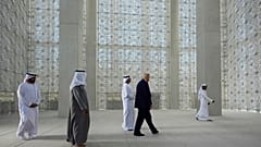 لرئيس دونالد ترامب يقوم بجولة في مسجد أحمد الطيب في منزل العائلة الإبراهيمية ، الجمعة 16 مايو 2025 ، في أبو ظبي ، الإمارات العربية المتحدة