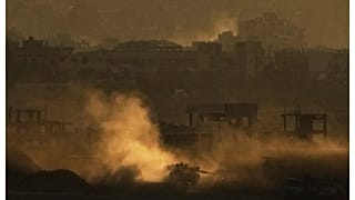 مناورة لدبابة إسرائيلية في قطاع غزة. 4 مايو 2025.