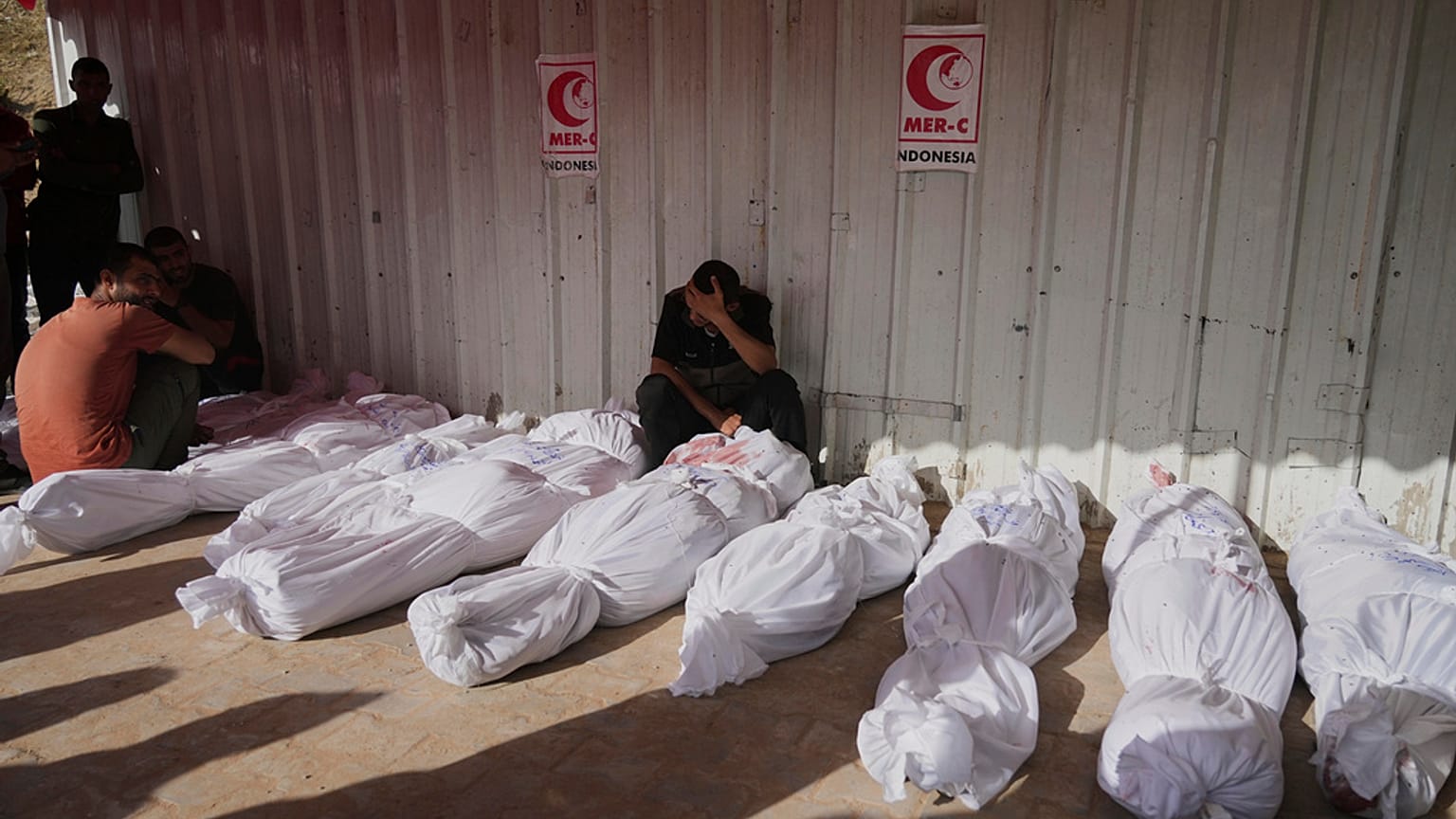 فلسطيني يشيع أقاربه الذين قتلوا في غارات جوية إسرائيلية على جباليا شمال قطاع غزة، يوم الأربعاء 14 مايو 2025