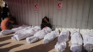 فلسطيني يشيع أقاربه الذين قتلوا في غارات جوية إسرائيلية على جباليا شمال قطاع غزة، يوم الأربعاء 14 مايو 2025