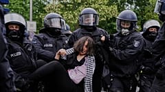 Polizeibeamte verhaften einen pro-palästinensischen Demonstranten während einer Kundgebung zum Gedenken an den Nakba-Tag in Berlin, Deutschland, am Donnerstag, den 15. Mai 2025.