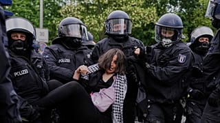 Η αστυνομία συλλαμβάνει έναν φιλοπαλαιστίνιο κατά τη διάρκεια διαδήλωσης για την επέτειο της Ημέρας της Νάκμπα στο Βερολίνο, Γερμανία, Πέμπτη, 15 Μαΐου 2025