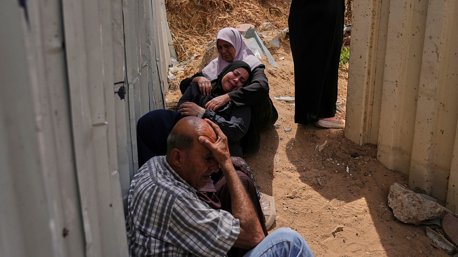 Palästinenser trauern um ihre Angehörigen, die am Donnerstag, den fünfzehnten Mai 2025, bei israelischen Luftangriffen auf ein medizinisches Zentrum in Jabalia im Norden des Gazastreifens getötet wurden.