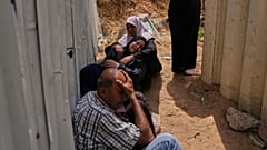 Palästinenser trauern um ihre Angehörigen, die am Donnerstag, den fünfzehnten Mai 2025, bei israelischen Luftangriffen auf ein medizinisches Zentrum in Jabalia im Norden des Gazastreifens getötet wurden.