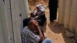 I palestinesi piangono i loro parenti uccisi nei raid aerei israeliani su un centro medico a Jabalia, nella Striscia di Gaza settentrionale, giovedì 15 maggio 2025