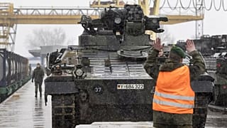 Angehörige der 12. Mechanisierten Infanteriebrigade des 122. Infanteriebataillons der Bundeswehr entladen am 24. Februar 2017, Militärfahrzeuge.