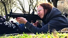 Обучение стрельбе в школах и зубы дракона на границе: Латвия готовится к чрезвычайной ситуации