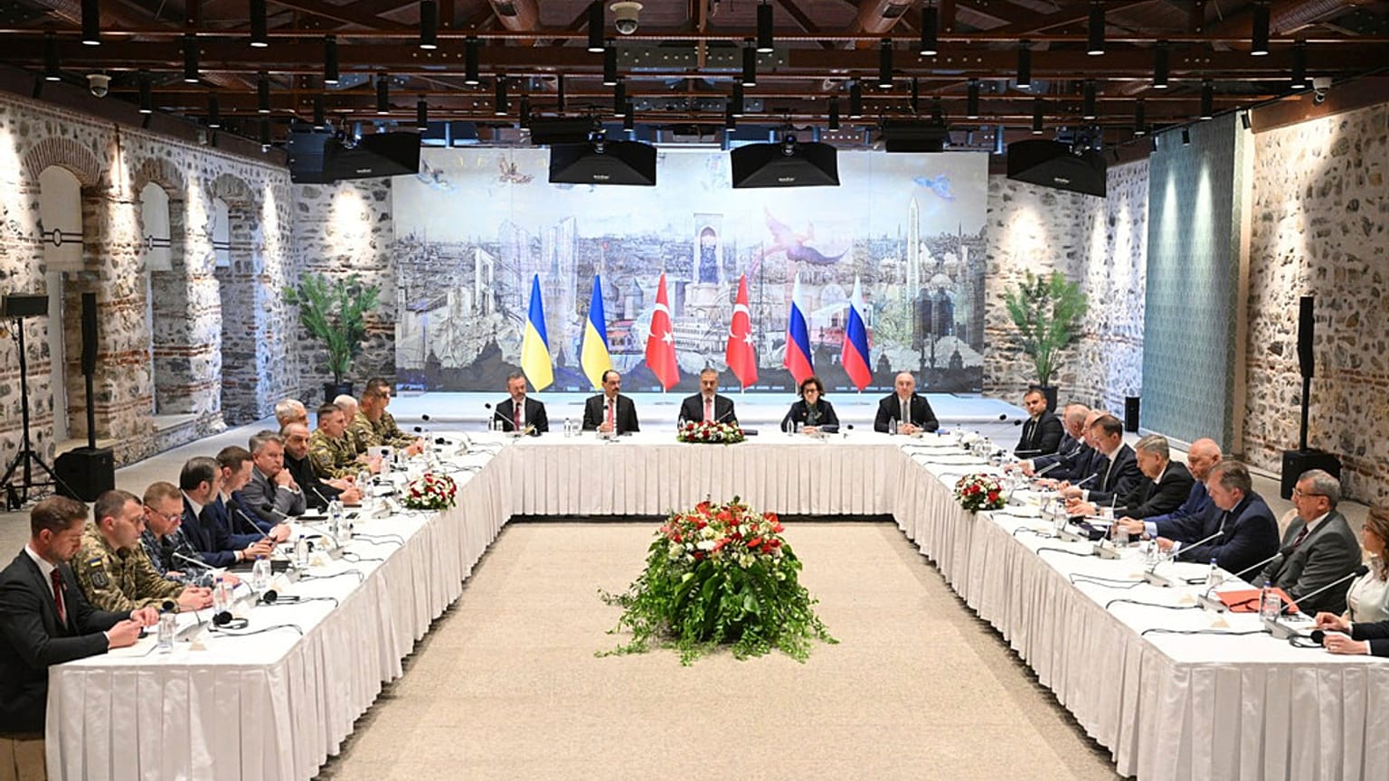 Orosz és ukrán delegációk tárgyalnak a törökországi Isztambulban, a Dolmabache palotában 2025. május 16-án