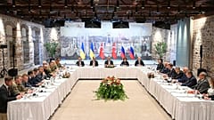 Russische und ukrainische Delegationen nehmen an Gesprächen im Dolmabache-Palast in Istanbul in der Türkei teil, Freitag, 16. Mai 2025.