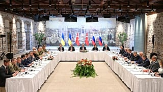 Des délégations russes et ukrainiennes participent à des discussions au palais Dolmabache, à Istanbul, Turquie, vendredi 16 mai 2025.