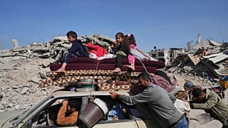 النازحون الفلسطينيون الفارون من بيت لاهيا وسط العمليات العسكرية الإسرائيلية المستمرة ��ي قطاع غزة يصلون إلى جباليا ، شمال غزة ، يوم الجمعة ، 16 مايو ، 2025. 