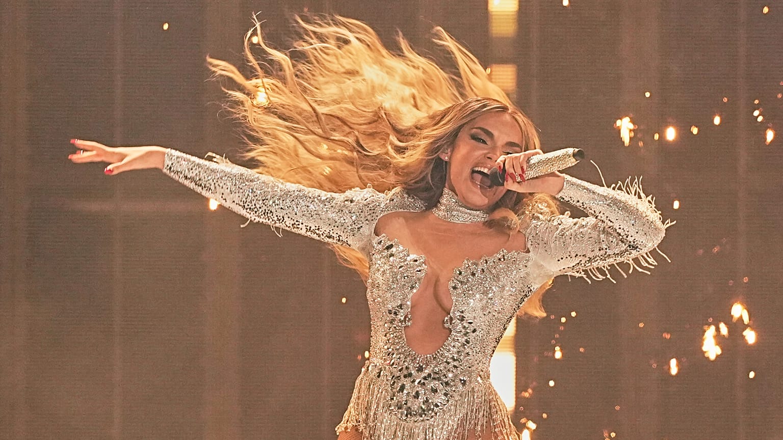 La concursante española, Melody interpreta "Esa diva" durante la primera semifinal del 69.º Festival de la Canción de Eurovisión, en Basilea, Suiza, el 13 de mayo de 2025