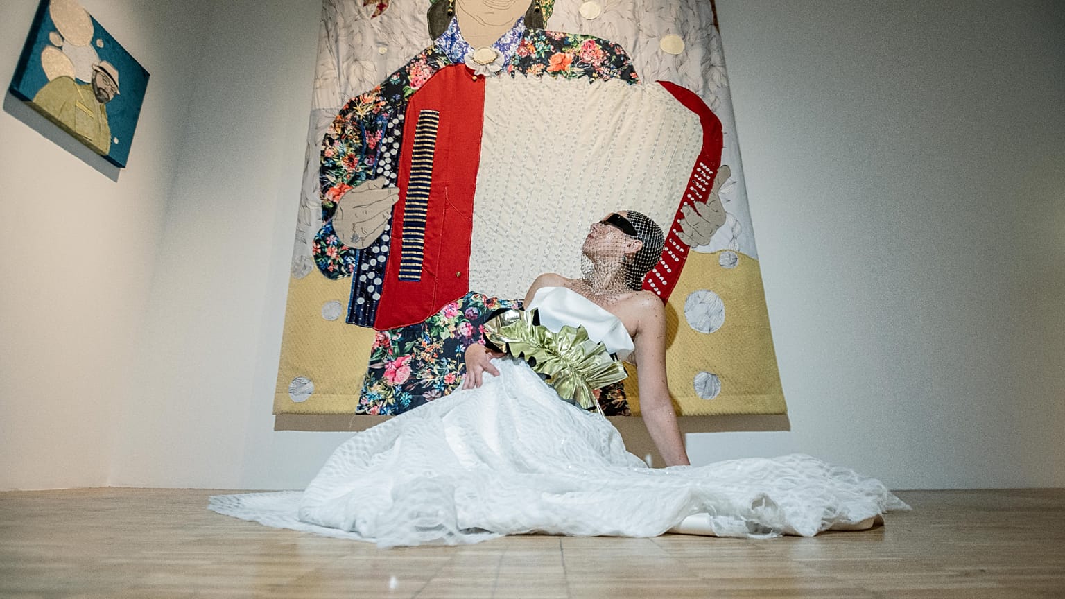 Una performance artistica della mostra Motherland Otherland