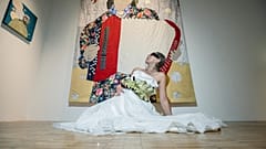 Una performance artistica della mostra Motherland Otherland