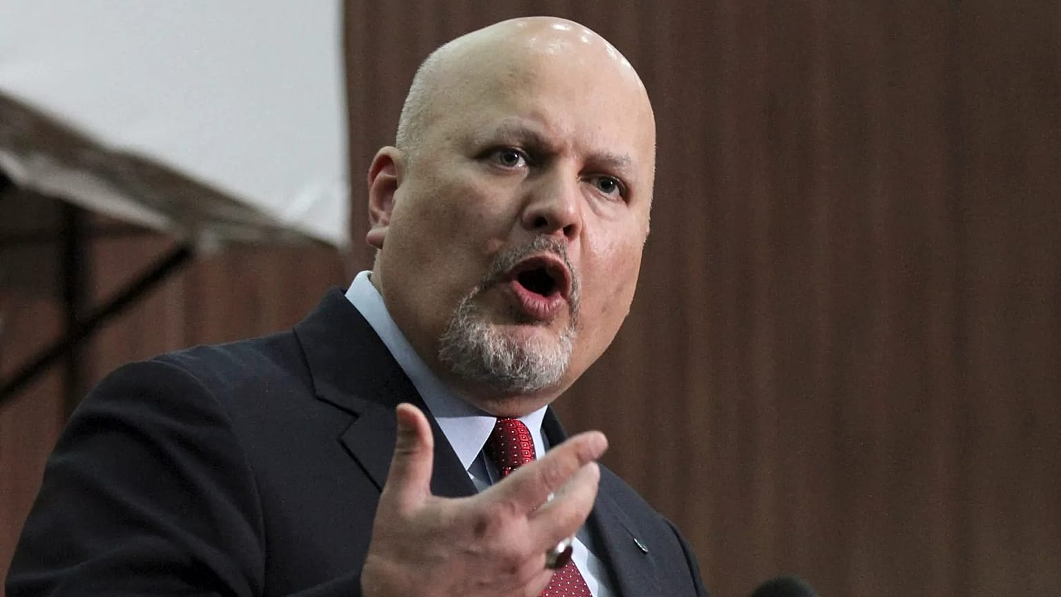 FILE - Karim Khan, główny prokurator Międzynarodowego Trybunału Karnego, przemawia podczas konferencji prasowej w Chartumie, 12 sierpnia 2021 r.