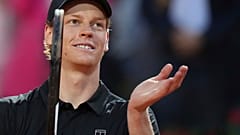 L'italiano Jannik Sinner applaude i tifosi al Foro Italico di Roma