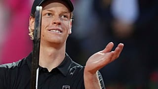 L'italiano Jannik Sinner applaude i tifosi al Foro Italico di Roma