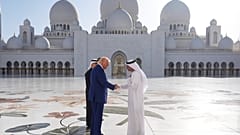 El presidente Donald Trump estrecha la mano de Yousif Al Obaidli, director de la Gran Mezquita Sheikh Zayed, durante una visita a la misma, el jueves 15 de mayo de 2025