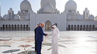 El presidente Donald Trump estrecha la mano de Yousif Al Obaidli, director de la Gran Mezquita Sheikh Zayed, durante una visita a la misma, el jueves 15 de mayo de 2025