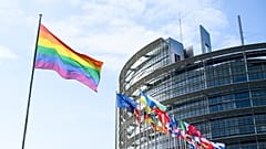 Διεθνής Ημέρα κατά της Ομοφοβίας, της Διφοβίας, του Ιντερσεξισμού και της Τρανσφοβίας (IDAHOBIT) - Σημαία του ουράνιου τόξου δίπλα στο κτίριο του ΕΚ στο Στρασβούργο.