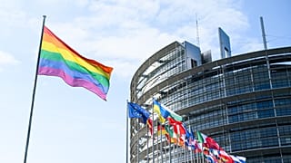Διεθνής Ημέρα κατά της Ομοφοβίας, της Διφοβίας, του Ιντερσεξισμού και της Τρανσφοβίας (IDAHOBIT) - Σημαία του ουράνιου τόξου δίπλα στο κτίριο του ΕΚ στο Στρασβούργο.