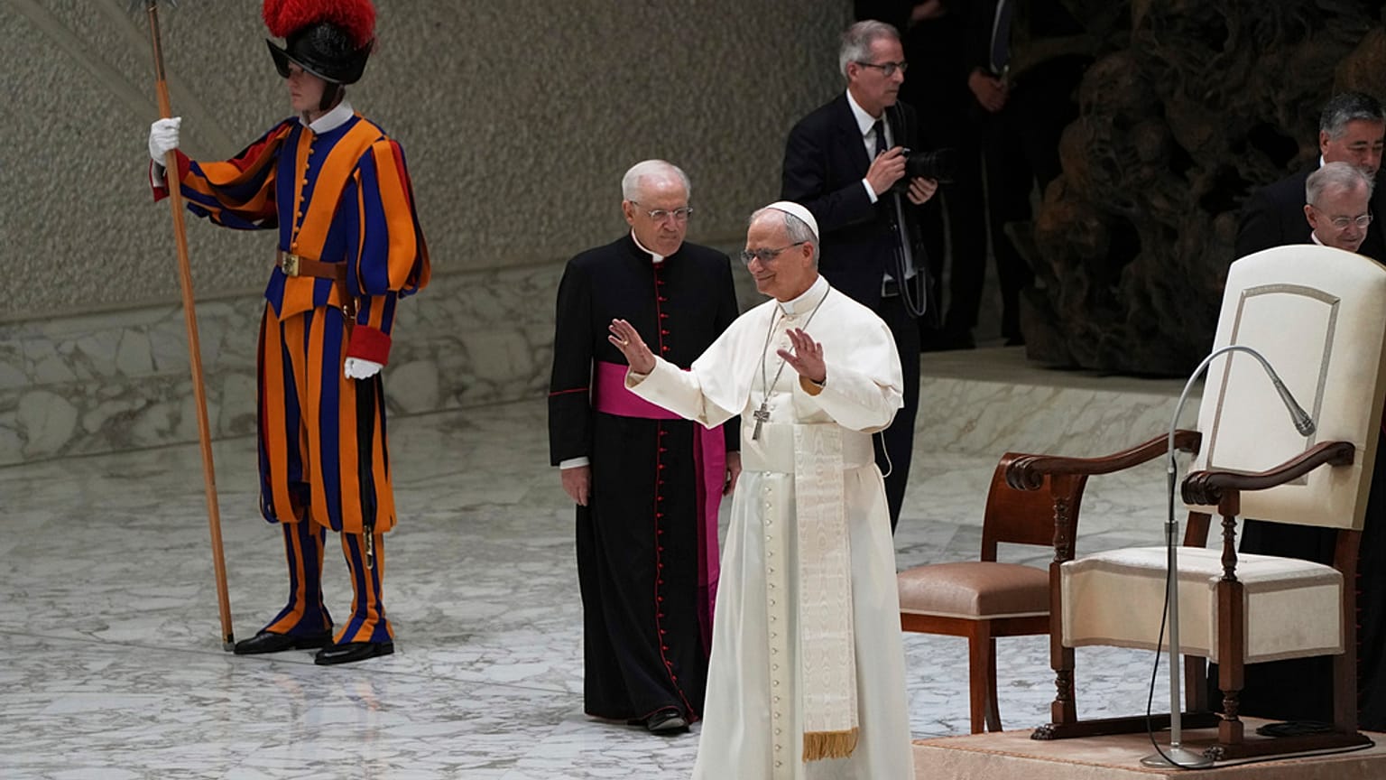 Papież Leon XIV spotyka się z przedstawicielami międzynarodowych mediów w Auli Pawła VI w Watykanie, poniedziałek, 12 maja 2025 r. (AP Photo/Domenico Stinellis)