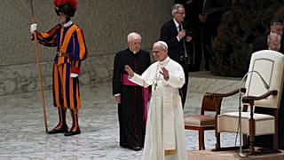 O Papa Leão XIV reúne-se com membros da imprensa internacional na Sala Paulo VI, no Vaticano, segunda-feira, 12 de maio de 2025. (AP Photo/Domenico Stinellis)