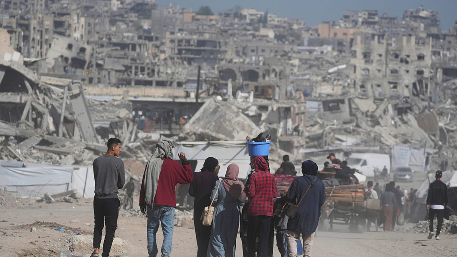 فلسطينيون نازحون يفرّون من بيت لاهيا بسبب العمليات العسكرية الإسرائيلية المستمرة في قطاع غزة، ويصلون إلى جباليا شمالي القطاع، يوم الجمعة 16 أيار/ مايو 2025. 