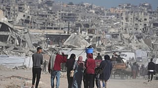 فلسطينيون نازحون يفرّون من بيت لاهيا بسبب العمليات العسكرية الإسرائيلية المستمرة في قطاع غزة، ويصلون إلى جباليا شمالي القطاع، يوم الجمعة 16 أيار/ مايو 2025. 