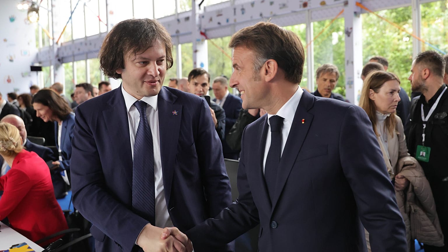 O primeiro-ministro da Geórgia, Irakli Kobakhidze, e o Presidente francês, Emmanuel Macron, em Tirana, 16 de maio de 2025
