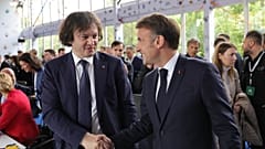 Il primo ministro georgiano Irakli Kobakhidze e il presidente francese Emmanuel Macron a Tirana, 16 maggio 2025