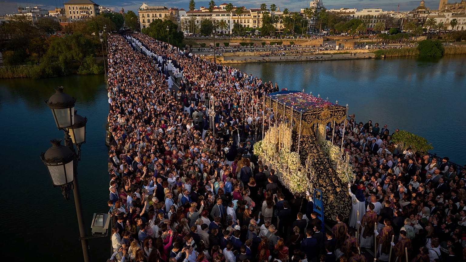 Una estatua de la Virgen María es llevada en procesión por las calles de Sevilla durante la Semana Santa, España, el domingo 13 de abril de 2025.