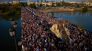 Una estatua de la Virgen María es llevada en procesión por las calles de Sevilla durante la Semana Santa, España, el domingo 13 de abril de 2025.