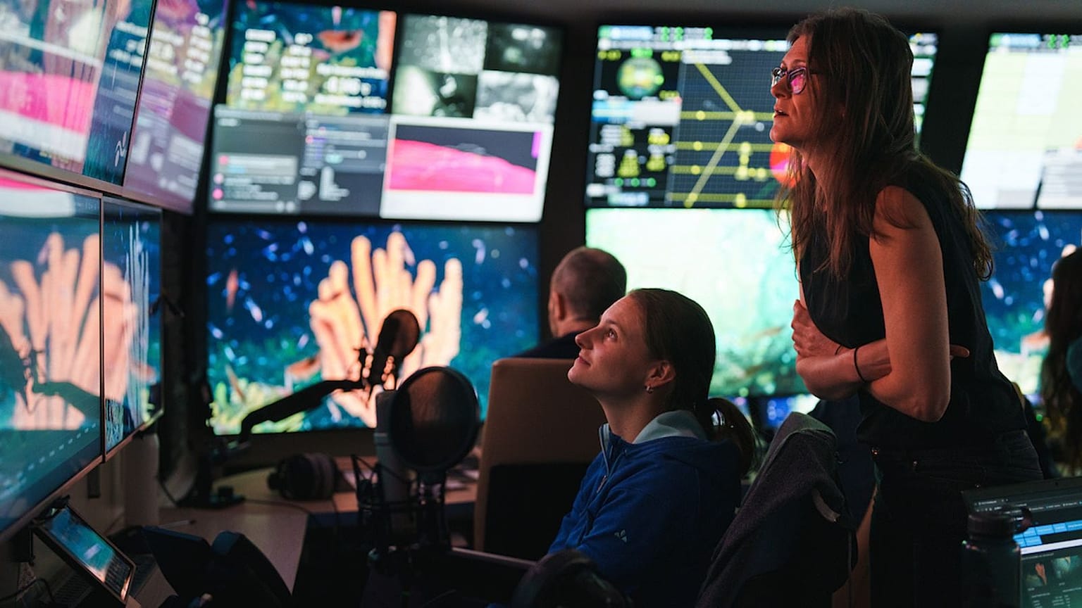 Nella sala di controllo della nave da ricerca Falkor, la scienziata capo Michelle Taylor e la scienziata Tea Isler ammirano un enorme corallo avvistato durante un'immersione ROV.