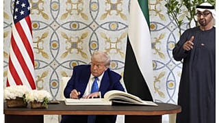 ترامب وبن زايد في أبو ظبي في ختام زيارة الرئيس الأمريكي للمنطقة.