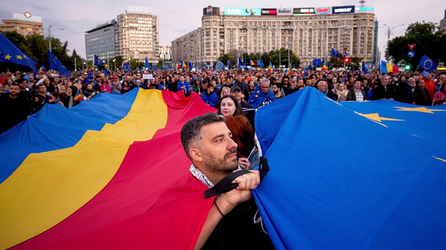 Manifestantes sostienen grandes banderas rumanas y de la Unión Europea durante una concentración a favor de la UE antes de la segunda vuelta de la repetición de las elecciones presidenciales en Bucarest, Rumanía, 9 de mayo de 2025.