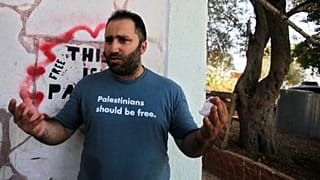 الناشط الفلسطيني عيسى عمرو بعد الإفراج عنه، في الخليل، 10 أيلول/سبتمبر 2017.
